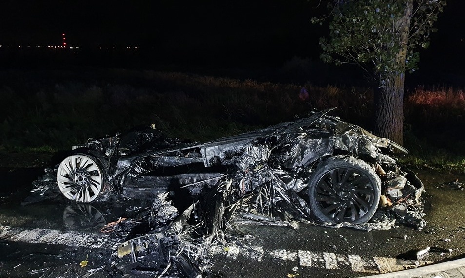 Tyle zostało z BMW i8 pożarze. Fot. OSP Miłobądz Tyle zostało z BMW i8 pożarze. Fot. OSP Miłobądz
