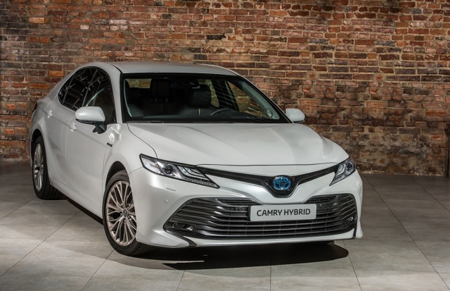 Toyota Camry
Układ hybrydowy zastosowany w aucie składa się z 2,5-litrowego, czterocylindrowego silnika benzynowego z nowej serii Dynamic Force Engine oraz silnika elektrycznego. Łącznie generują one moc 218 KM (160 kW) i rozpędzają auto do 100 km/h w 8,3 s. Auto wyróżnia się niskim średnim zużyciem paliwa od 4,2-4,3 l/100 km oraz emisją CO2 od 99-101 g/km wg NEDC. Hybrydowa Camry może jechać w trybie EV (elektrycznym) nawet do prędkości 125 km/h.
Fot. Toyota Toyota Camry
Układ hybrydowy zastosowany w aucie składa się z 2,5-litrowego, czterocylindrowego silnika benzynowego z nowej serii Dynamic Force Engine oraz silnika elektrycznego. Łącznie generują one moc 218 KM (160 kW) i rozpędzają auto do 100 km/h w 8,3 s. Auto wyróżnia się niskim średnim zużyciem paliwa od 4,2-4,3 l/100 km oraz emisją CO2 od 99-101 g/km wg NEDC. Hybrydowa Camry może jechać w trybie EV (elektrycznym) nawet do prędkości 125 km/h.
Fot. Toyota