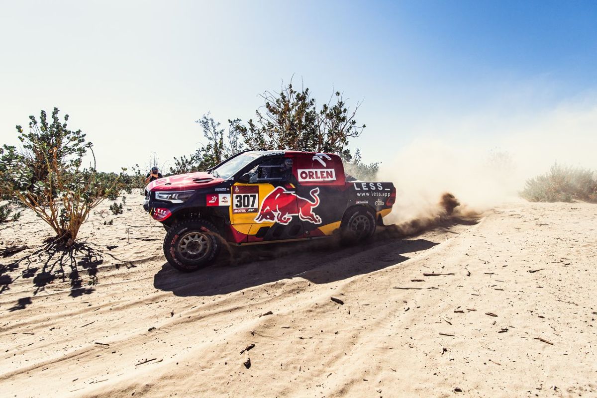 Aż 27 Hiluxów i Land Cruiserów mierzy się z Rajdem Dakar 2021. To najtrudniejsza impreza cross-country w motorsportowym kalendarzu i sprawdzian wytrzymałości nie tylko dla maszyn, ale i zawodników.
Fot. archiwum Jakuba Przygońskiego Aż 27 Hiluxów i Land Cruiserów mierzy się z Rajdem Dakar 2021. To najtrudniejsza impreza cross-country w motorsportowym kalendarzu i sprawdzian wytrzymałości nie tylko dla maszyn, ale i zawodników.
Fot. archiwum Jakuba Przygońskiego