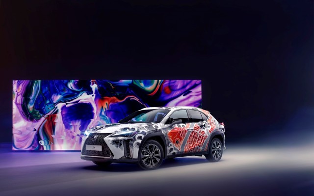 By uczcić wyrafinowane rzemiosło i tradycyjny japoński kunszt, Lexus zamówił pierwsze na świecie wytatuowane auto. Jedyną w swoim rodzaju interpretację miejskiego crossovera UX zaprojektowała i stworzyła wiodąca londyńska tatuażystka, Claudia De Sabe.
Fot. Lexus By uczcić wyrafinowane rzemiosło i tradycyjny japoński kunszt, Lexus zamówił pierwsze na świecie wytatuowane auto. Jedyną w swoim rodzaju interpretację miejskiego crossovera UX zaprojektowała i stworzyła wiodąca londyńska tatuażystka, Claudia De Sabe.
Fot. Lexus