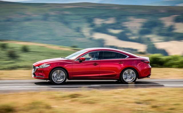 Oba auta są na rynku już od kilku lat – Volkswagen Passat od 2014, Mazda 6 od 2012. Oba mają bardzo silną pozycję w segmencie D i cieszą się sporą popularnością. Mimo to różnice między tymi modelami są ogromne i każdy z nich zadowoli zupełnie inną grupę odbiorców.
Fot. materiały producentów Oba auta są na rynku już od kilku lat – Volkswagen Passat od 2014, Mazda 6 od 2012. Oba mają bardzo silną pozycję w segmencie D i cieszą się sporą popularnością. Mimo to różnice między tymi modelami są ogromne i każdy z nich zadowoli zupełnie inną grupę odbiorców.
Fot. materiały producentów