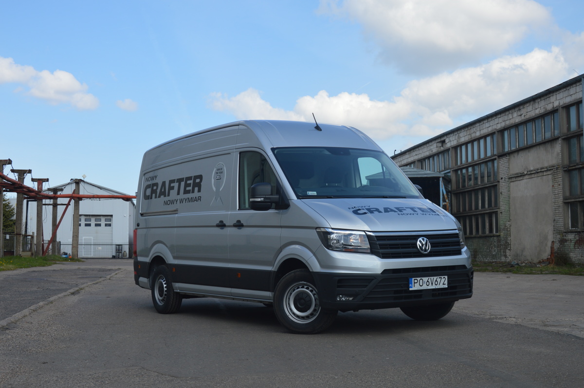 Volkswagen Crafter
To druga generacja Volkswagena Craftera, który po raz pierwszy pojawił się na rynku w 2006 roku. Wówczas auto było efektem kooperacji dwóch niemieckich gigantów motoryzacyjnych - Daimlera (jako Mercedes Sprinter) i Volkswagena. Tym razem Crafter jest autorskim dziełem koncernu Volkswagen. Cała koncepcja pojazdu została zaprojektowana od podstaw.
Fot. Volkswagen Volkswagen Crafter
To druga generacja Volkswagena Craftera, który po raz pierwszy pojawił się na rynku w 2006 roku. Wówczas auto było efektem kooperacji dwóch niemieckich gigantów motoryzacyjnych - Daimlera (jako Mercedes Sprinter) i Volkswagena. Tym razem Crafter jest autorskim dziełem koncernu Volkswagen. Cała koncepcja pojazdu została zaprojektowana od podstaw.
Fot. Volkswagen