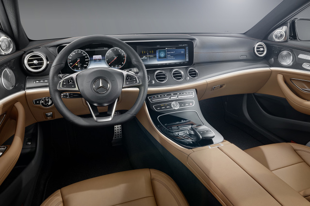Mercedes przygotowuje się do premiery nowego Mercedesa Klasy E, która nastąpi w styczniu 2016 roku w Detroit. Producent pokazał jak prezentuje się wnętrze auta / Fot. Mercedes-Benz Mercedes przygotowuje się do premiery nowego Mercedesa Klasy E, która nastąpi w styczniu 2016 roku w Detroit. Producent pokazał jak prezentuje się wnętrze auta / Fot. Mercedes-Benz