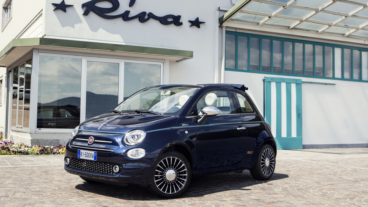 Fiat 500 Riva
Obudowy lusterek są chromowane tak, jak klamki i ramka pokrywy silnika. Ponadto, podwójna linia w kolorze akwamaryna biegnie na wysokości linii pasów i nawiązuje do linii jachtów.
Fot. Fiat Fiat 500 Riva
Obudowy lusterek są chromowane tak, jak klamki i ramka pokrywy silnika. Ponadto, podwójna linia w kolorze akwamaryna biegnie na wysokości linii pasów i nawiązuje do linii jachtów.
Fot. Fiat