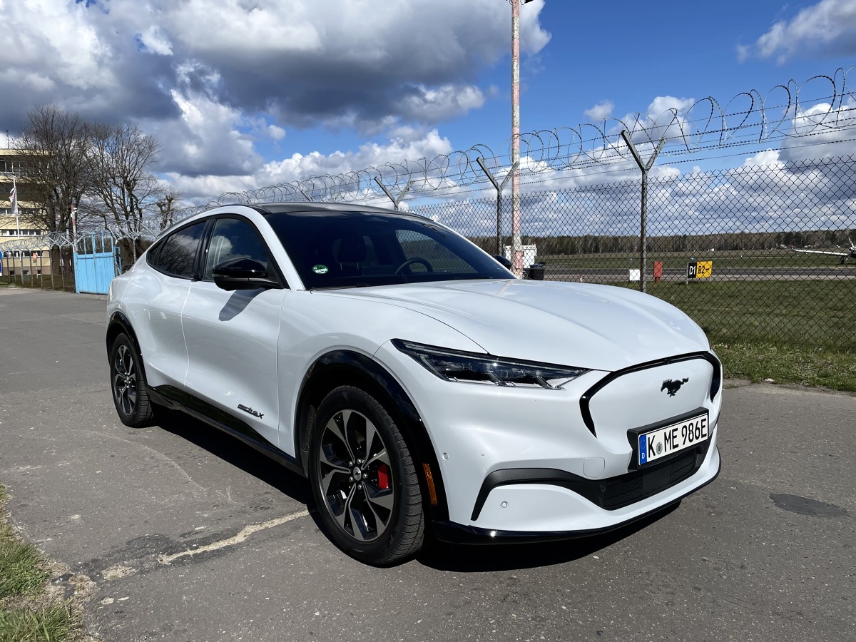 Ford Mustang Mach-E w idealny sposób wskazuje kierunek, w którym podąża współczesna motoryzacja. Chociaż bazuje na legendzie, to jest elektrycznym SUV-em i ma wielki ekran we wnętrzu. To auto pełne sprzeczności, które pod pewnymi względami zachwyca, pod innymi bardzo denerwuje. Oto moje wnioski po kilku dniach spędzonym z tą nowością.
Fot. Jakub Mielniczak Ford Mustang Mach-E w idealny sposób wskazuje kierunek, w którym podąża współczesna motoryzacja. Chociaż bazuje na legendzie, to jest elektrycznym SUV-em i ma wielki ekran we wnętrzu. To auto pełne sprzeczności, które pod pewnymi względami zachwyca, pod innymi bardzo denerwuje. Oto moje wnioski po kilku dniach spędzonym z tą nowością.
Fot. Jakub Mielniczak