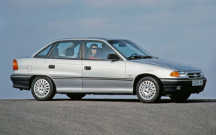 Rok 1991, w którym Opel Astra F miał światową premierę, był czasem wielkich zmian. Niedawno zniknęła „żelazna kurtyna” dzieląca Europę, a „zimna wojna” dobiegła końca. Z powodu takich zdarzeń jak katastrofa tankowca Exxon Valdez ludzie zaczęli baczniej zwracać uwagę na wpływ człowieka na środowisko. Producenci samochodów musieli nauczyć się godzić konieczność ograniczania emisji spalin i zużycia paliwa z rosnącym zapotrzebowaniem na coraz wyższy komfort.

Fot. Opel 