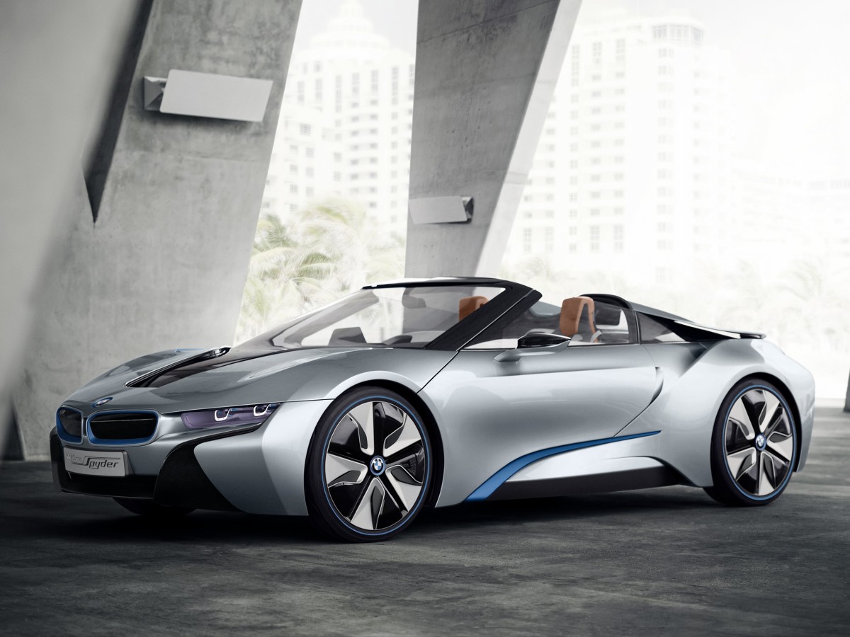 BMW i8 Spyder bazujące oczywiście na wariancie coupe, zostało pokazane w 2012 roku. Wyróżniało się m.in. szklaną pokrywą silnika i posiadało miejsca dla dwóch osób / Fot. BMW BMW i8 Spyder bazujące oczywiście na wariancie coupe, zostało pokazane w 2012 roku. Wyróżniało się m.in. szklaną pokrywą silnika i posiadało miejsca dla dwóch osób / Fot. BMW