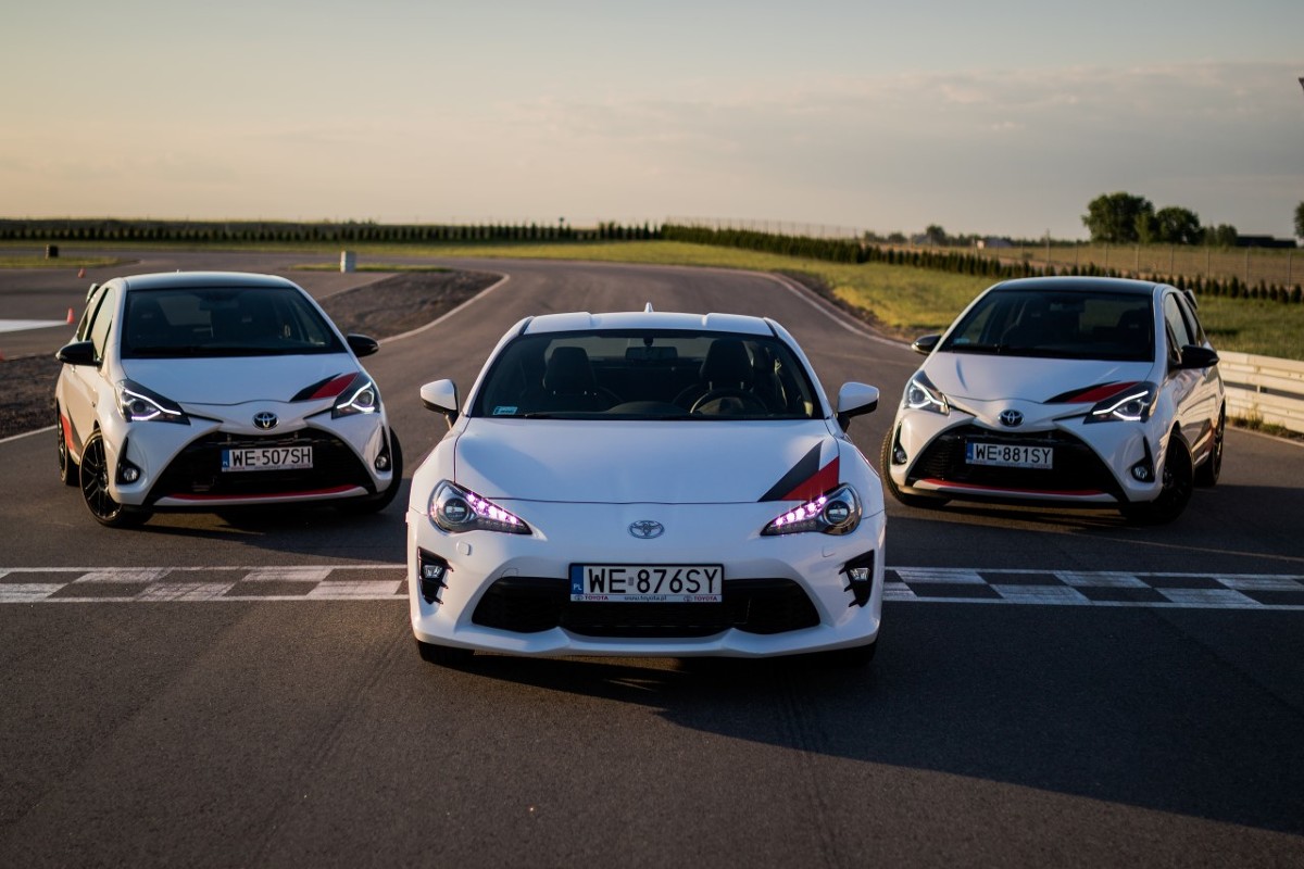 Toyota GT86
Toyota GT86 to lekkie, sportowe coupe z tylnym napędem i silnikiem z przodu. Wersja specjalna GT86 otrzymała lakierowanie nadwozia odwzorowane z ultrasportowego Yarisa GRMN, którego limitowana liczba 400 sztuk została sprzedana w ciągu zaledwie 72 godzin.
Fot. Toyota Toyota GT86
Toyota GT86 to lekkie, sportowe coupe z tylnym napędem i silnikiem z przodu. Wersja specjalna GT86 otrzymała lakierowanie nadwozia odwzorowane z ultrasportowego Yarisa GRMN, którego limitowana liczba 400 sztuk została sprzedana w ciągu zaledwie 72 godzin.
Fot. Toyota