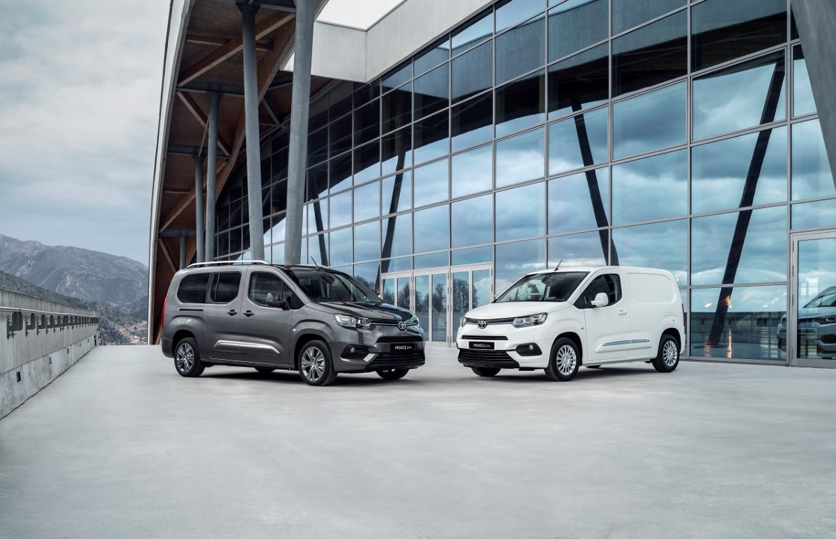 Toyota Proace City
Proace City to zupełnie nowy model w gamie Toyoty, który debiutuje na targach Commercial Vehicle Show w Birmingham. Kompaktowy van o dużych walorach praktycznych wzmocni pozycję Toyoty na rynku aut użytkowych, dołączając do modeli Proace, Proace Verso i Hilux i uzupełniając ich ofertę pod względem wymiarów i ładowności.
Fot. Toyota Toyota Proace City
Proace City to zupełnie nowy model w gamie Toyoty, który debiutuje na targach Commercial Vehicle Show w Birmingham. Kompaktowy van o dużych walorach praktycznych wzmocni pozycję Toyoty na rynku aut użytkowych, dołączając do modeli Proace, Proace Verso i Hilux i uzupełniając ich ofertę pod względem wymiarów i ładowności.
Fot. Toyota