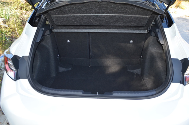 Toyota Corolla
Każda z wersji nowej Corolli ma własny charakter nie tylko dzięki stylizacji, ale również układowi napędowemu. Hatchback i kombi dają do wyboru silnik benzynowy 1,2 Turbo o mocy 116 KM oraz oba wspomniane warianty hybrydowe. Z kolei sedan ma wolnossący silnik benzynowy 1,6 l o mocy 132 KM lub hybrydę z silnikiem 1,8 l. Prestiż nie lubi pośpiechu.
Fot. Michał Kij Toyota Corolla
Każda z wersji nowej Corolli ma własny charakter nie tylko dzięki stylizacji, ale również układowi napędowemu. Hatchback i kombi dają do wyboru silnik benzynowy 1,2 Turbo o mocy 116 KM oraz oba wspomniane warianty hybrydowe. Z kolei sedan ma wolnossący silnik benzynowy 1,6 l o mocy 132 KM lub hybrydę z silnikiem 1,8 l. Prestiż nie lubi pośpiechu.
Fot. Michał Kij