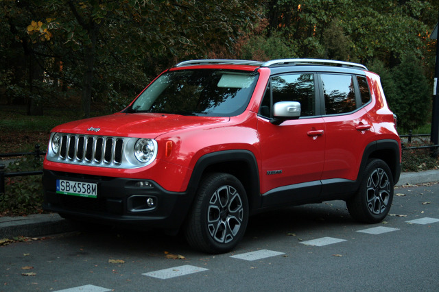 Jeep Renegade
Podwozie Jeepa zapewnia przyjemniejsze podróże. Czuje się, że Renegade ma większe skoki zawieszeń i lepiej radzi sobie w wybojami. Ale wyższy komfort jazdy okupiony jest gorszą stabilnością auta.
Fot. Dariusz Dobosz Jeep Renegade
Podwozie Jeepa zapewnia przyjemniejsze podróże. Czuje się, że Renegade ma większe skoki zawieszeń i lepiej radzi sobie w wybojami. Ale wyższy komfort jazdy okupiony jest gorszą stabilnością auta.
Fot. Dariusz Dobosz