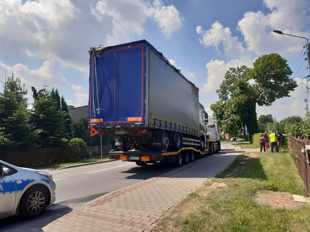 Najpierw uszkodzona sygnalizacja świetlna, a kilka kilometrów dalej zerwana trakcja elektryczna na przejeździe kolejowym - tak zakończył się transport zepsutej ciężarówki. Jej przewóz na naczepie innego pojazdu nie miał prawa się udać. Przedsiębiorca liczył jednak, że wystarczy tyczka aby utorować jazdę za wysokiemu transportowi. Przedsiębiorcy grozi 15 tys. zł kary administracyjnej.
Fot. ITD Najpierw uszkodzona sygnalizacja świetlna, a kilka kilometrów dalej zerwana trakcja elektryczna na przejeździe kolejowym - tak zakończył się transport zepsutej ciężarówki. Jej przewóz na naczepie innego pojazdu nie miał prawa się udać. Przedsiębiorca liczył jednak, że wystarczy tyczka aby utorować jazdę za wysokiemu transportowi. Przedsiębiorcy grozi 15 tys. zł kary administracyjnej.
Fot. ITD