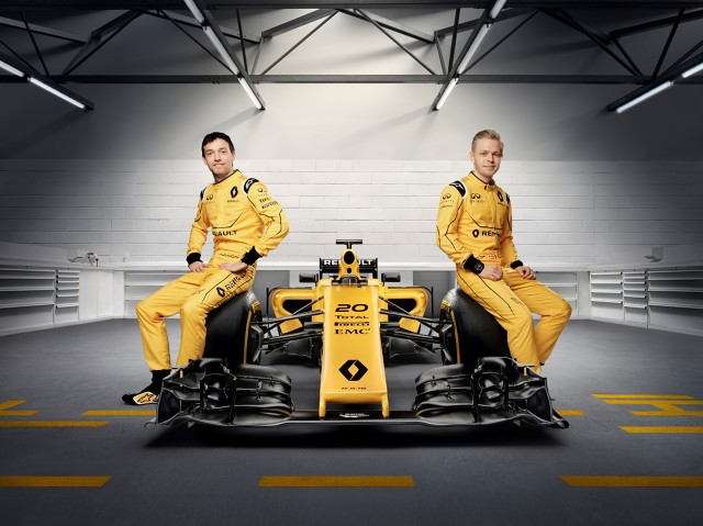 Zespół Renault Sport Formula One Team zaprezentował swoje nowe barwy, w jakich będzie walczył w tym sezonie w mistrzostwach świata Formuły 1. Prezentacja nowych barw, utrzymanych tradycyjnie w żółto-złotej i czarnej kolorystyce, miała miejsce w Melbourne.
Fot. Renault Zespół Renault Sport Formula One Team zaprezentował swoje nowe barwy, w jakich będzie walczył w tym sezonie w mistrzostwach świata Formuły 1. Prezentacja nowych barw, utrzymanych tradycyjnie w żółto-złotej i czarnej kolorystyce, miała miejsce w Melbourne.
Fot. Renault