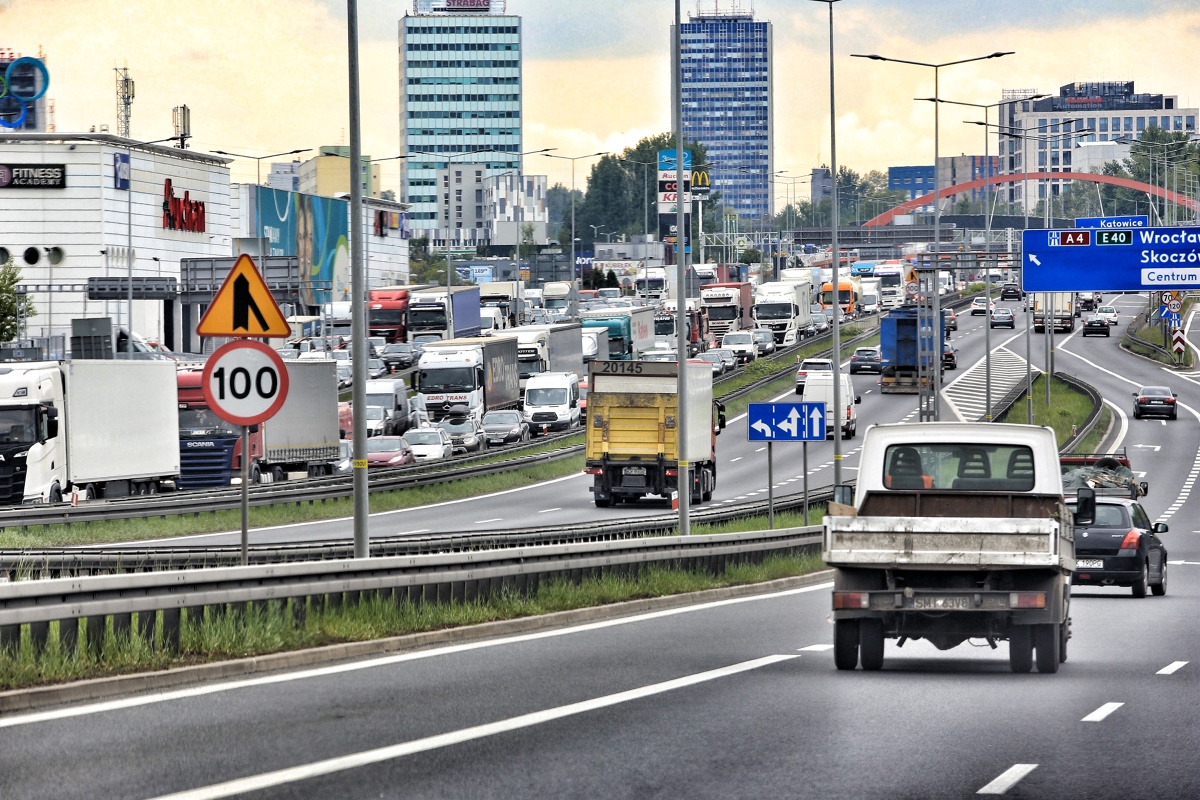 Życie Polaków wraca do normy? Jednym z mierników, który może zobrazować aktualny stan w kraju jest chociażby ruch drogowy. Co na ten temat mówią statystyki? Oto zestawienie stworzone na podstawie danych z systemu dla kierowców Yanosik. Pod lupą specjalistów znalazły się wszystkie autostrady na terenie naszego kraju.
Fot. Marzena Bugała Życie Polaków wraca do normy? Jednym z mierników, który może zobrazować aktualny stan w kraju jest chociażby ruch drogowy. Co na ten temat mówią statystyki? Oto zestawienie stworzone na podstawie danych z systemu dla kierowców Yanosik. Pod lupą specjalistów znalazły się wszystkie autostrady na terenie naszego kraju.
Fot. Marzena Bugała