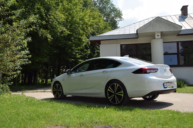 Opel Insignia Grand Sport
Opel Insignia Grand Sport to samochód wprost stworzony do jazdy w trasie. W mieście i na krętych drogach krajowych nie ujawnia wszystkich swoich zalet, a te widoczne są przede wszystkim w trasie i na autostradach. Szczególne uznanie budzi przestronność we wnętrzu. Bagażnik bez trudu połyka nawet znaczne bagaże na dłuższą podróż. W kategorii komfort Insignia ociera się o notę bardzo dobrą. Zawieszenie jest doskonale zestrojone i skutecznie tłumi wszelkie nierówności drogi.
Fot. Marcin Rejmer Opel Insignia Grand Sport
Opel Insignia Grand Sport to samochód wprost stworzony do jazdy w trasie. W mieście i na krętych drogach krajowych nie ujawnia wszystkich swoich zalet, a te widoczne są przede wszystkim w trasie i na autostradach. Szczególne uznanie budzi przestronność we wnętrzu. Bagażnik bez trudu połyka nawet znaczne bagaże na dłuższą podróż. W kategorii komfort Insignia ociera się o notę bardzo dobrą. Zawieszenie jest doskonale zestrojone i skutecznie tłumi wszelkie nierówności drogi.
Fot. Marcin Rejmer