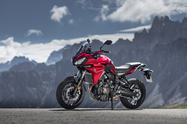 Yamaha Tracer 700
Sercem pojazdu jest 2-cylindrowy, 4-suwowy, chłodzony cieczą silnik o pojemności 689 cm3 i mocy 74,8 KM.
Fot. Yamaha Yamaha Tracer 700
Sercem pojazdu jest 2-cylindrowy, 4-suwowy, chłodzony cieczą silnik o pojemności 689 cm3 i mocy 74,8 KM.
Fot. Yamaha