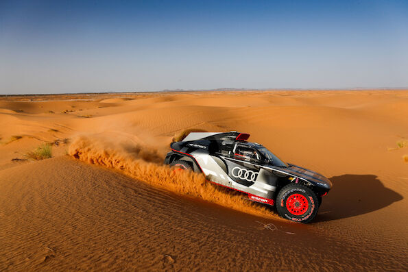 W ramach przygotowań do swego debiutu na słynnym Rajdzie Dakar w styczniu 2022, Audi Sport przez niemal dwa tygodnie testowało Audi RS Q e-tron w Maroku. Momentami warunki były bardzo ekstremalne.
Fot. Audi W ramach przygotowań do swego debiutu na słynnym Rajdzie Dakar w styczniu 2022, Audi Sport przez niemal dwa tygodnie testowało Audi RS Q e-tron w Maroku. Momentami warunki były bardzo ekstremalne.
Fot. Audi