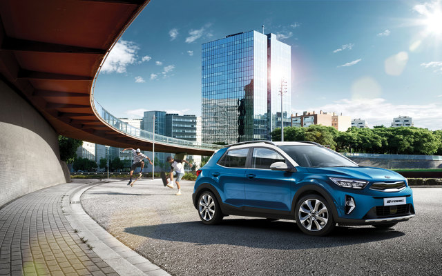 Kia Stonic
Kia Motors Polska ogłosiła dziś ceny modelu Stonic, który poddano licznym modyfikacjom, obejmującym m.in. gamę silników oraz ofertę zaawansowanych systemów zarówno łączności ze światem zewnętrznym, jak i asystujących.
Fot. Kia Kia Stonic
Kia Motors Polska ogłosiła dziś ceny modelu Stonic, który poddano licznym modyfikacjom, obejmującym m.in. gamę silników oraz ofertę zaawansowanych systemów zarówno łączności ze światem zewnętrznym, jak i asystujących.
Fot. Kia