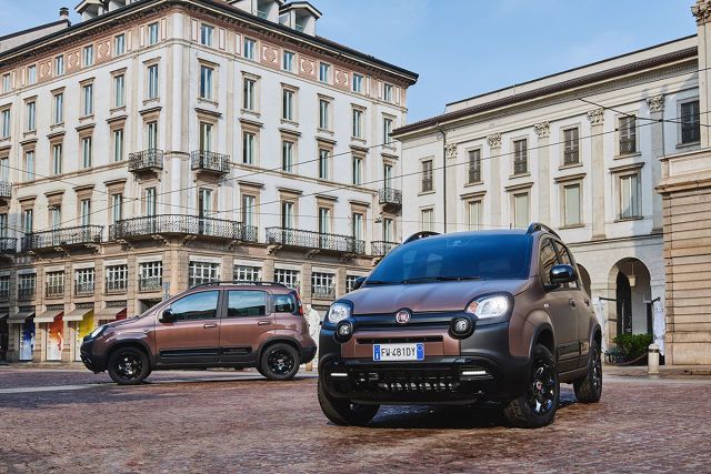 Fiat Panda Trussardi
Dla Pandy Trussardi wybrano nadwozie w wersji Cross oraz z napędem 4x4. Pod maska jest silnik benzynowy silnik o pojemności 1,2 litra i mocy 69 KM.
Fot. Fiat Fiat Panda Trussardi
Dla Pandy Trussardi wybrano nadwozie w wersji Cross oraz z napędem 4x4. Pod maska jest silnik benzynowy silnik o pojemności 1,2 litra i mocy 69 KM.
Fot. Fiat