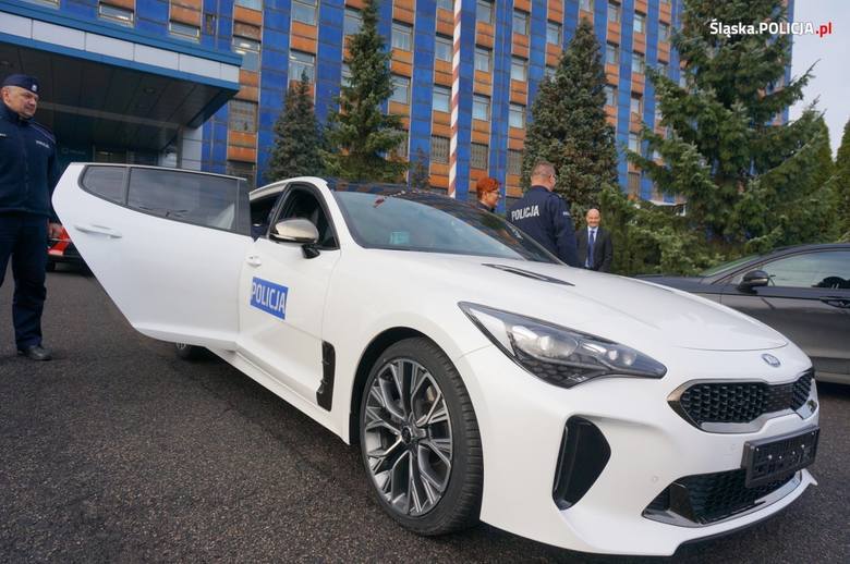 W związku ze szczytem klimatycznym ONZ w Katowicach do policjantów w województwie śląskim trafi 65 nowoczesnych radiowozów. Jak poinformowała Komenda Wojewódzka Policji w Katowicach, wśród nowych samochodów są m.in. auta marki Kia Stinger, z których funkcjonariusze będą korzystać po raz pierwszy.
Fot. Śląska policja W związku ze szczytem klimatycznym ONZ w Katowicach do policjantów w województwie śląskim trafi 65 nowoczesnych radiowozów. Jak poinformowała Komenda Wojewódzka Policji w Katowicach, wśród nowych samochodów są m.in. auta marki Kia Stinger, z których funkcjonariusze będą korzystać po raz pierwszy.
Fot. Śląska policja