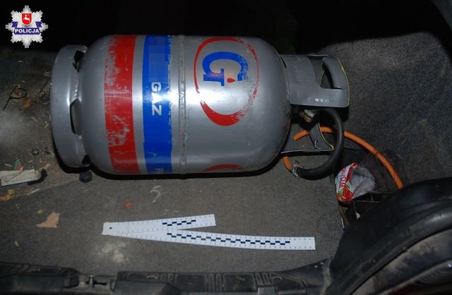 Osoba odpowiedzialna za samowolną ingerencję w instalację LPG będzie odpowiadać za narażenie osób na bezpośrednie niebezpieczeństwo utraty życia albo ciężkiego uszczerbku na zdrowiu, za co grozi kara pozbawienia wolności do lat 3.
Fot. Policja.pl Osoba odpowiedzialna za samowolną ingerencję w instalację LPG będzie odpowiadać za narażenie osób na bezpośrednie niebezpieczeństwo utraty życia albo ciężkiego uszczerbku na zdrowiu, za co grozi kara pozbawienia wolności do lat 3.
Fot. Policja.pl