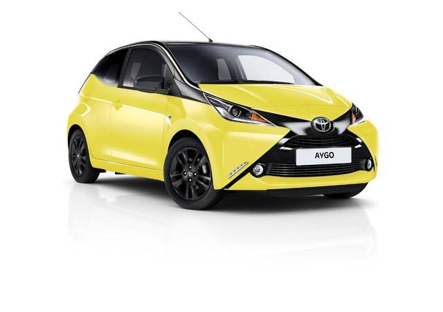 Toyota Aygo w odmianie X-Cited
Pod maską znalazł się litrowy silnik benzynowy oferujący 68 KM mocy. Jak deklaruje Toyota, jednostka napędowa potrzebuje 3,8 l paliwa na pokonanie 100 km.
Fot. Toyota
Toyota Aygo w odmianie X-Cited
Pod maską znalazł się litrowy silnik benzynowy oferujący 68 KM mocy. Jak deklaruje Toyota, jednostka napędowa potrzebuje 3,8 l paliwa na pokonanie 100 km.
Fot. Toyota