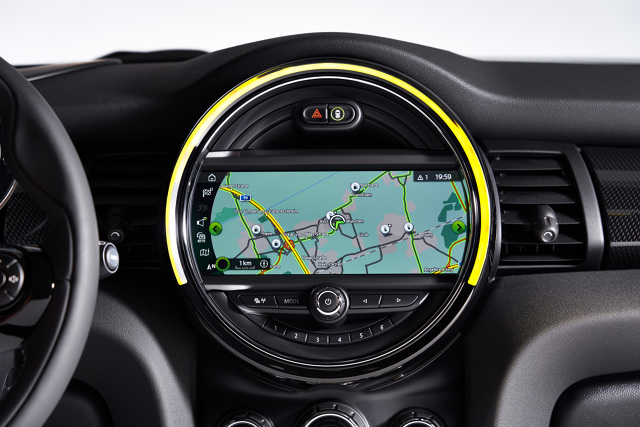 MINI Cooper SE
Sprint od 0 do 60 km/h zajmuje nowemu MINI Cooper SE jedynie 3,9 s. Na pierwszych 60 metrach auto bez trudu dorównuje więc samochodom sportowym z tradycyjnym napędem spalinowym. Przyspieszenie od 0 do 100 km/h zajmuje elektrycznemu MINI 7,3 s. Jego prędkość maksymalna jest przy tym ograniczona do 150 km/h.
Fot. MINI MINI Cooper SE
Sprint od 0 do 60 km/h zajmuje nowemu MINI Cooper SE jedynie 3,9 s. Na pierwszych 60 metrach auto bez trudu dorównuje więc samochodom sportowym z tradycyjnym napędem spalinowym. Przyspieszenie od 0 do 100 km/h zajmuje elektrycznemu MINI 7,3 s. Jego prędkość maksymalna jest przy tym ograniczona do 150 km/h.
Fot. MINI