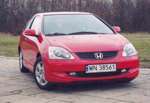 Hondę Civic w ubiegłym roku poddano modernizacji. Zmiany stylistyczne widać w przedniej części nadwozia. Hondę Civic w ubiegłym roku poddano modernizacji. Zmiany stylistyczne widać w przedniej części nadwozia.