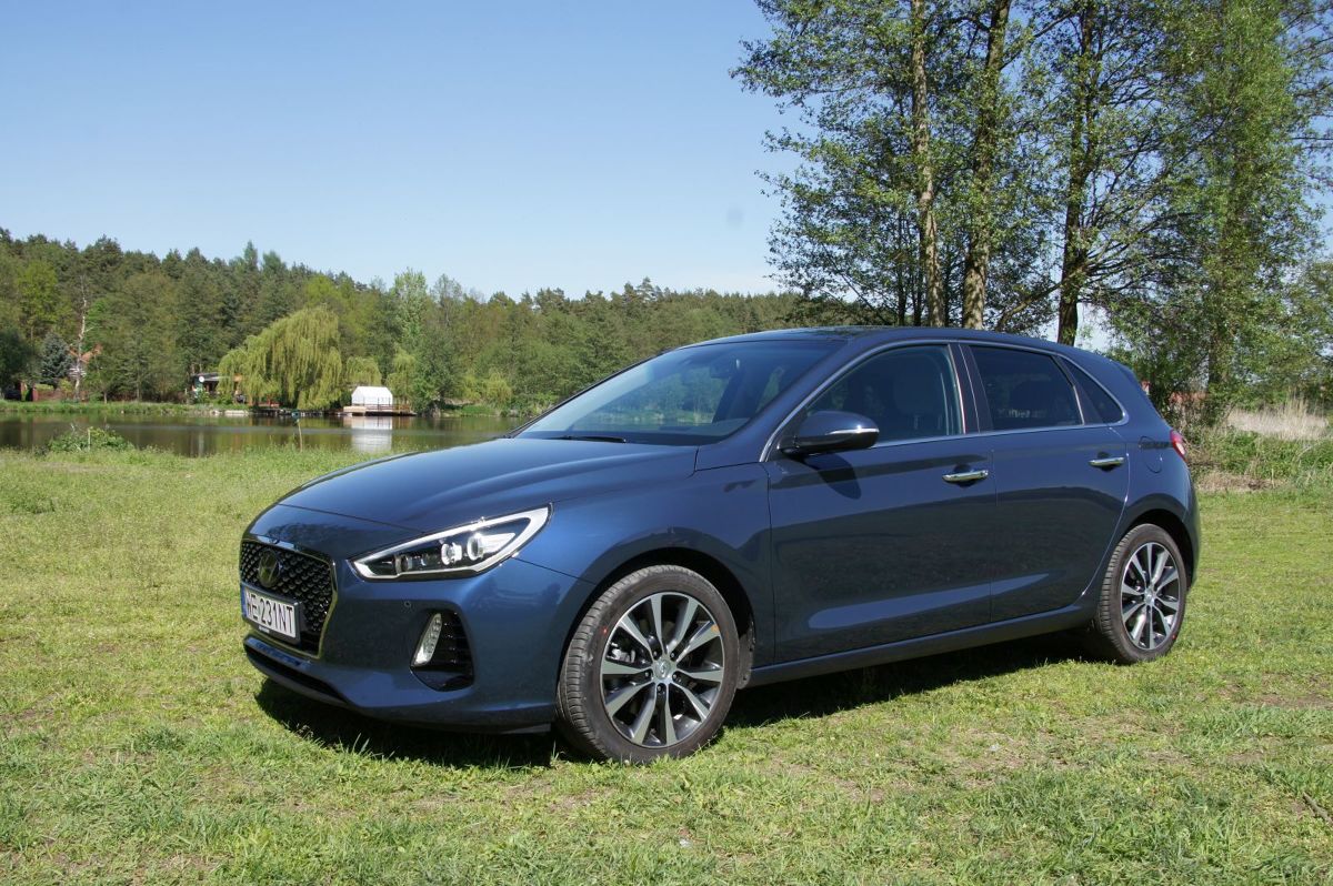 Hyundai i30
Hyundai i30 nowej generacji został standardowo wyposażony m.in. w system autonomicznego hamowania, system utrzymywania pasa ruchu, system kontroli poziomu uwagi kierowcy i inteligentne światła drogowe. Technologia autonomicznego hamowania (AEB) z wykrywaniem pieszych to funkcja ostrzegania kierowcy o konieczności nagłego hamowania. Trzeba nadmienić, że w trakcie testowania Hyundaia, system ten uratował nas przed stłuczką, gdy poprzedzające auto nagle i ostro zahamowało. I30 szybko i sprawnie rozpoznał sytuację na drodze i bez udziału kierowcy rozpoczął hamowanie.
Fot. Bartłomiej Pobocha Hyundai i30
Hyundai i30 nowej generacji został standardowo wyposażony m.in. w system autonomicznego hamowania, system utrzymywania pasa ruchu, system kontroli poziomu uwagi kierowcy i inteligentne światła drogowe. Technologia autonomicznego hamowania (AEB) z wykrywaniem pieszych to funkcja ostrzegania kierowcy o konieczności nagłego hamowania. Trzeba nadmienić, że w trakcie testowania Hyundaia, system ten uratował nas przed stłuczką, gdy poprzedzające auto nagle i ostro zahamowało. I30 szybko i sprawnie rozpoznał sytuację na drodze i bez udziału kierowcy rozpoczął hamowanie.
Fot. Bartłomiej Pobocha