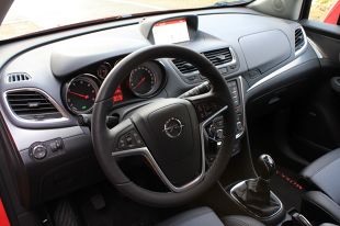 Opel Mokka 

Komfort jazdy nie jest mocną stroną Mokki, można go uznać co najwyżej za poprawny. Zawieszenia zestrojono dość sztywno, co najbardziej odczuwa się na kiepskich nawierzchniach. Za to prowadzenie auta jest pewne. 

Fot. Karol Biela 