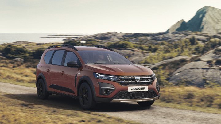 Dacia Jogger
W dniu debiutu rynkowego Dacia Jogger będzie dostępna w dwóch wersjach silnikowych: z nowym silnikiem benzynowym TCe 110 oraz z dwupaliwowym silnikiem TCe 100 LPG. W 2023 roku oferta zespołów napędowych zostanie uzupełniona o wersję hybrydową.
Fot. Dacia Dacia Jogger
W dniu debiutu rynkowego Dacia Jogger będzie dostępna w dwóch wersjach silnikowych: z nowym silnikiem benzynowym TCe 110 oraz z dwupaliwowym silnikiem TCe 100 LPG. W 2023 roku oferta zespołów napędowych zostanie uzupełniona o wersję hybrydową.
Fot. Dacia