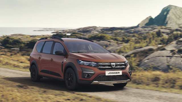 Dacia Jogger
W dniu debiutu rynkowego Dacia Jogger będzie dostępna w dwóch wersjach silnikowych: z nowym silnikiem benzynowym TCe 110 oraz z dwupaliwowym silnikiem TCe 100 LPG. W 2023 roku oferta zespołów napędowych zostanie uzupełniona o wersję hybrydową.
Fot. Dacia Dacia Jogger
W dniu debiutu rynkowego Dacia Jogger będzie dostępna w dwóch wersjach silnikowych: z nowym silnikiem benzynowym TCe 110 oraz z dwupaliwowym silnikiem TCe 100 LPG. W 2023 roku oferta zespołów napędowych zostanie uzupełniona o wersję hybrydową.
Fot. Dacia