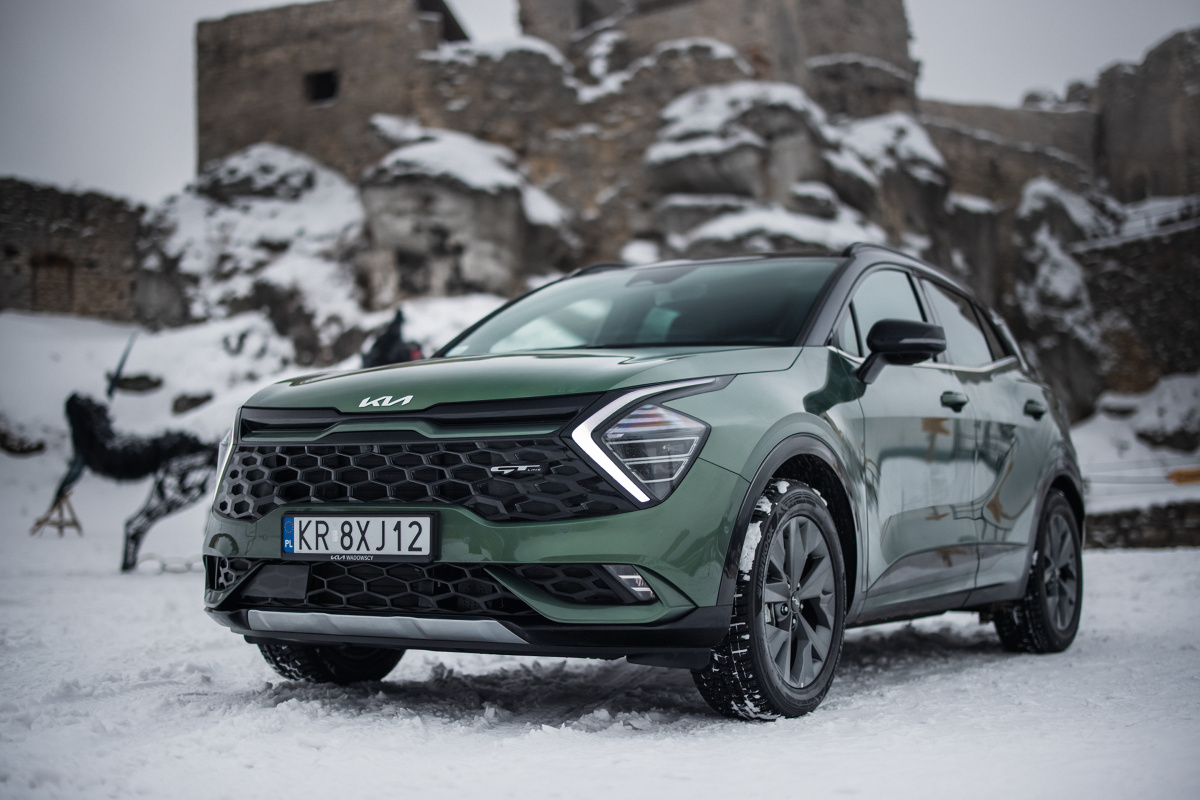 Na polski rynek wjechała piąta generacja Kia Sportage. Model, debiutujący w roku 1993 jest najchętniej kupowaną Kią w Polsce. Od roku 1995 tzn. od jej premiery u nas, salony sprzedaży opuściło ponad 70 tys. Sportage, ale co ciekawe połowę z tej liczby stanowiły egzemplarze czwartej generacji. Czy nowa Kia Sportage powtórzy sukces swojej bezpośredniej poprzedniczki? Przedstawiciele Kia Polska są o tym przekonani, a i nam się po pierwszych jazdach testowych wydaje, że nowa Sportage jest dobrym materiałem na przebój.
Fot. Kia Na polski rynek wjechała piąta generacja Kia Sportage. Model, debiutujący w roku 1993 jest najchętniej kupowaną Kią w Polsce. Od roku 1995 tzn. od jej premiery u nas, salony sprzedaży opuściło ponad 70 tys. Sportage, ale co ciekawe połowę z tej liczby stanowiły egzemplarze czwartej generacji. Czy nowa Kia Sportage powtórzy sukces swojej bezpośredniej poprzedniczki? Przedstawiciele Kia Polska są o tym przekonani, a i nam się po pierwszych jazdach testowych wydaje, że nowa Sportage jest dobrym materiałem na przebój.
Fot. Kia