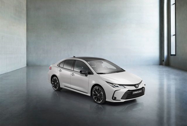 Toyota Corolla sedan GR Sport
Corolla Sedan dołącza do wersji Hatchback i TS Kombi, i otrzymuje nową wersję GR Sport z elementami stylistycznymi nadwozia i wnętrza nawiązującymi do sportowych samochodów TOYOTA GAZOO Racing.
Fot. Toyota Toyota Corolla sedan GR Sport
Corolla Sedan dołącza do wersji Hatchback i TS Kombi, i otrzymuje nową wersję GR Sport z elementami stylistycznymi nadwozia i wnętrza nawiązującymi do sportowych samochodów TOYOTA GAZOO Racing.
Fot. Toyota