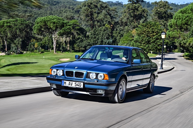 BMW serii 5 E34 (1988-1996)
Trzecia generacja BMW serii 5 przeżywa w ostatnich latach prawdziwy renesans. Już nie jako pojazd miłośników domorosłego tuningu i amatorów driftu, a w roli przystępnego w utrzymaniu youngtimera z niezłą perspektywą wzrostu cen. Które wersje tego modelu są godne zainteresowania, a których lepiej unikać - o tym w naszym poradniku.
Fot. BMW BMW serii 5 E34 (1988-1996)
Trzecia generacja BMW serii 5 przeżywa w ostatnich latach prawdziwy renesans. Już nie jako pojazd miłośników domorosłego tuningu i amatorów driftu, a w roli przystępnego w utrzymaniu youngtimera z niezłą perspektywą wzrostu cen. Które wersje tego modelu są godne zainteresowania, a których lepiej unikać - o tym w naszym poradniku.
Fot. BMW