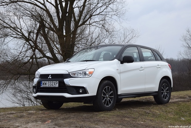 Mitsubishi ASX 1.6L MIVEC Cool Edition.
Pod maską prezentowanego pojazdu znajduje się podstawowa jednostka benzynowa o pojemności skokowej 1590 ccm z dwoma wałkami rozrządu, która generuje maksymalną moc 117 KM przy 6000 obr./min. oraz charakteryzuje się momentem 154 Nm osiąganym przy 4000 obr./min. Napęd na przednie koła jezdne przenoszony jest za pośrednictwem 5 biegowej przekładni manualnej.
Fot. Robert Kulczyk / Info-Ekspert (http://www.info-ekspert.pl) Mitsubishi ASX 1.6L MIVEC Cool Edition.
Pod maską prezentowanego pojazdu znajduje się podstawowa jednostka benzynowa o pojemności skokowej 1590 ccm z dwoma wałkami rozrządu, która generuje maksymalną moc 117 KM przy 6000 obr./min. oraz charakteryzuje się momentem 154 Nm osiąganym przy 4000 obr./min. Napęd na przednie koła jezdne przenoszony jest za pośrednictwem 5 biegowej przekładni manualnej.
Fot. Robert Kulczyk / Info-Ekspert (http://www.info-ekspert.pl)