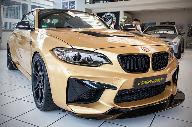 BMW M2
3-litrowy motor został zmodyfikowany. Silnik dostał inny intercooler oraz zestaw zmodyfikowanych turbosprężarek. W efekcie moc wzrosła z 500 KM do 630 KM. Moment obrotowy w tym przypadku wynosi 700 Nm.
Fot. Manhart BMW M2
3-litrowy motor został zmodyfikowany. Silnik dostał inny intercooler oraz zestaw zmodyfikowanych turbosprężarek. W efekcie moc wzrosła z 500 KM do 630 KM. Moment obrotowy w tym przypadku wynosi 700 Nm.
Fot. Manhart