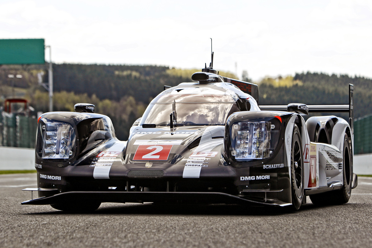 Porsche 919 Hybrid
Benzynowy silnik V4 z bezpośrednim wtryskiem paliwa i turbodoładowaniem jest zamontowany centralnie. Akumulatory umieszczone pośrodku samochodu magazynują energię potrzebną do zasilania jednostki elektrycznej na przedniej osi.
Fot. Porsche Porsche 919 Hybrid
Benzynowy silnik V4 z bezpośrednim wtryskiem paliwa i turbodoładowaniem jest zamontowany centralnie. Akumulatory umieszczone pośrodku samochodu magazynują energię potrzebną do zasilania jednostki elektrycznej na przedniej osi.
Fot. Porsche