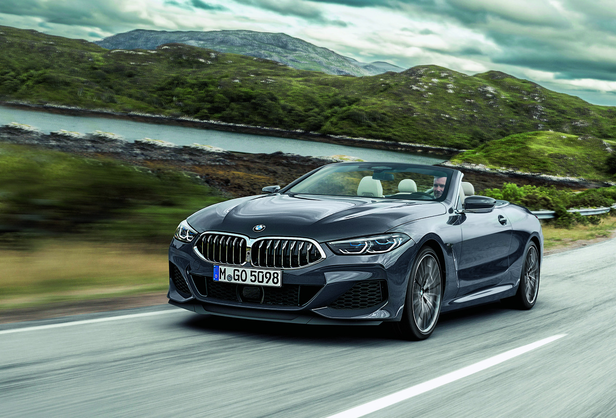 BMW Serii 8 Cabrio
Ciekawostką jest to, że mimo wyższego pozycjonowania nowe BMW 8 Cabrio będzie krótsze o 54 mm od poprzedniej serii 6 o takim samym nadwoziu. Odkryta wersja „ósemki” będzie miała 4348 mm długości przy zachowaniu takiego samego rozstawu osi jak w wersji Coupé - 2822 mm.
Fot. BMW BMW Serii 8 Cabrio
Ciekawostką jest to, że mimo wyższego pozycjonowania nowe BMW 8 Cabrio będzie krótsze o 54 mm od poprzedniej serii 6 o takim samym nadwoziu. Odkryta wersja „ósemki” będzie miała 4348 mm długości przy zachowaniu takiego samego rozstawu osi jak w wersji Coupé - 2822 mm.
Fot. BMW