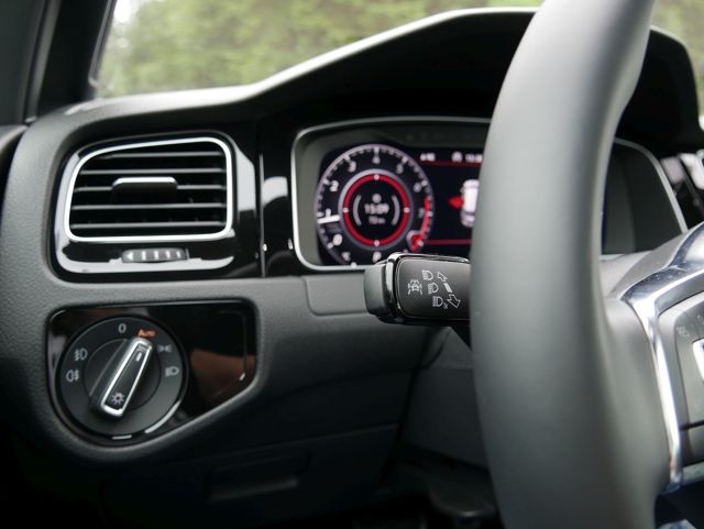 Pierwszy Volkswagen Golf GTI, czyli Gran Turismo Injection, zadebiutował 42 lata temu. Miał zaledwie 110 KM i rozpędzał się do 182 km/h. Najnowsza generacja osiąga 245 KM, setkę rozwija w 6,2 sekundy i ma wszelkie zadatki, by rozdawać karty wśród hot hatchy. Możliwości auta mieliśmy okazję sprawdzać w trakcie jazd na krętych trasach rajdu Monte Carlo.
Fot. Bartłomiej Pobocha Pierwszy Volkswagen Golf GTI, czyli Gran Turismo Injection, zadebiutował 42 lata temu. Miał zaledwie 110 KM i rozpędzał się do 182 km/h. Najnowsza generacja osiąga 245 KM, setkę rozwija w 6,2 sekundy i ma wszelkie zadatki, by rozdawać karty wśród hot hatchy. Możliwości auta mieliśmy okazję sprawdzać w trakcie jazd na krętych trasach rajdu Monte Carlo.
Fot. Bartłomiej Pobocha