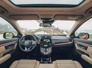Piąta generacja Hondy CR-V wprowadziła spore ożywienie do oferty, serwując klientom dość odważną stylistykę i nowoczesne rozwiązania. Napęd hybrydowy do dziś jest kuszącą propozycją, ale i tradycyjne jednostki benzynowe cieszą się dobrą opinią. Jak na tle kilkuletniego bytowania na rynku prezentuje się nadal obowiązująca, piąta generacja japońskiego SUV-a?
Fot. Honda