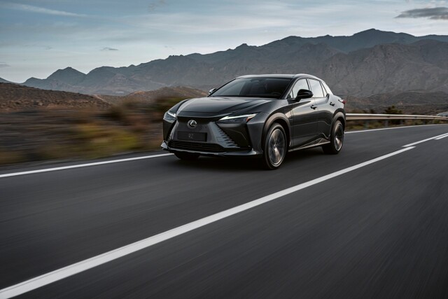 Lexus RZ 450e
RZ 450e to pierwszy Lexus, który został stworzony od podstaw jako bateryjne auto elektryczne. Nie jest to samochód, w którym napęd elektryczny zastąpił konwencjonalny silnik.
Fot. Lexus Lexus RZ 450e
RZ 450e to pierwszy Lexus, który został stworzony od podstaw jako bateryjne auto elektryczne. Nie jest to samochód, w którym napęd elektryczny zastąpił konwencjonalny silnik.
Fot. Lexus