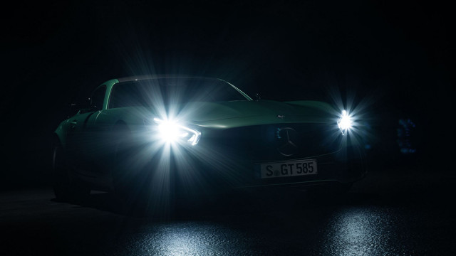 Mercedes AMG GT R
Zadaniem nowego auta będzie wypełnienie luki pomiędzy AMG GT S i AMG GT Black Series. Wiadomo, że nowy pakiet aerodynamiczny obejmie m.in. tylne skrzydło, przedni zderzak oraz obudowy lusterek.
Fot. Mercedes Mercedes AMG GT R
Zadaniem nowego auta będzie wypełnienie luki pomiędzy AMG GT S i AMG GT Black Series. Wiadomo, że nowy pakiet aerodynamiczny obejmie m.in. tylne skrzydło, przedni zderzak oraz obudowy lusterek.
Fot. Mercedes