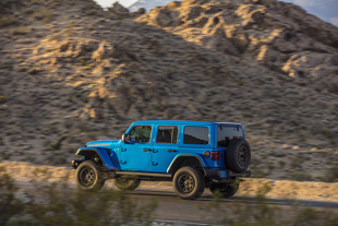W Detroit pokazano właśnie nowy model Jeep Wrangler Rubicon 392, który wkrótce wejdzie do sprzedaży na rynku północnoamerykańskim. Po prawie 40 latach do komory silnika Wranglera wraca jednostka V8. Jak podaje producent nowy model nie będzie sprzedawany w Europie, a najbliżej nas będzie go można nabyć na Bliskim Wschodzie, gdzie pojawi się pod koniec 2021 roku.
Fot. Jeep