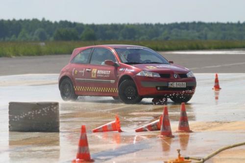 Fot. Renault: Kursy w firmowych szkołach jazdy, np. Renault czy Skoda, są przeznaczone w zasadzie do zorganizowanych grup. Mniejsze i mniej znane szkoły jazdy za całodniowe szkolenie indywidualnego kursanta życzą sobie 500 zł – bezpieczeństwo jest b Fot. Renault: Kursy w firmowych szkołach jazdy, np. Renault czy Skoda, są przeznaczone w zasadzie do zorganizowanych grup. Mniejsze i mniej znane szkoły jazdy za całodniowe szkolenie indywidualnego kursanta życzą sobie 500 zł – bezpieczeństwo jest b