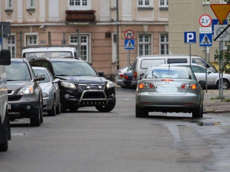 Słupsk. Ulica Zamenhofa po zamknięciu Grodzkiej. Mijamy się na granicy stłuczki Słupsk. Ulica Zamenhofa po zamknięciu Grodzkiej. Mijamy się na granicy stłuczki