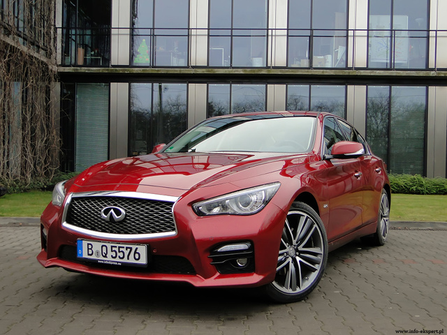 Infiniti Q50 2.2d Sport Tech
Reprezentantem Infiniti w popularnej klasie średniej jest model Q50. Proporcjonalna sylwetka limuzyny z Japonii ma 4800 mm długości, 1820 mm szerokości i 1445 mm wysokości. Jest większa od BMW serii 3, Mercedesa klasy C czy Lexusa IS, ale ustępuje gabarytami BMW serii 5, Mercedesowi klasy E i Lexusowi GS.
fot. Dariusz Wołoszka / Info-Ekspert (www.info-ekspert.pl) Infiniti Q50 2.2d Sport Tech
Reprezentantem Infiniti w popularnej klasie średniej jest model Q50. Proporcjonalna sylwetka limuzyny z Japonii ma 4800 mm długości, 1820 mm szerokości i 1445 mm wysokości. Jest większa od BMW serii 3, Mercedesa klasy C czy Lexusa IS, ale ustępuje gabarytami BMW serii 5, Mercedesowi klasy E i Lexusowi GS.
fot. Dariusz Wołoszka / Info-Ekspert (www.info-ekspert.pl)