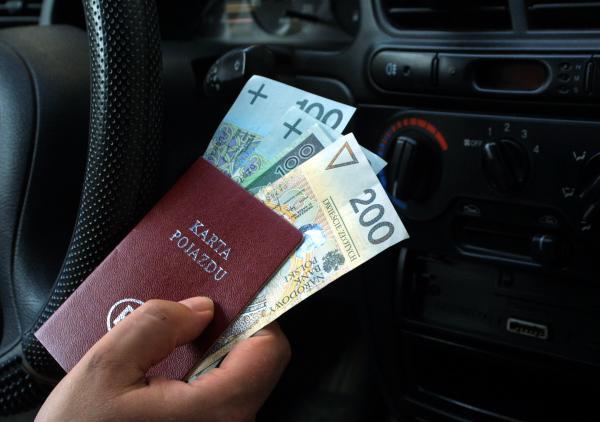 Kierowcy domagają się zwrotu opłaty za kartę pojazdu