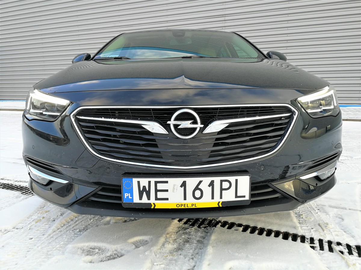 Opel Insignia Grand Sport 1.5 Turbo
Insignia jest stabilna, wyważona i absolutnie posłuszna. Reakcja na ruch kierownicy jest ekspresowa, podobnie jak na zmianę biegów. Jazda tym autem jest pewna, choć zdarzyło się jej stracić przyczepność na zakrętach podczas opadów. W takich przypadkach jednak ESP spisuje się na plus, pomagając odzyskać właściwy tor jazdy.
Fot. Kamila Nawotnik Opel Insignia Grand Sport 1.5 Turbo
Insignia jest stabilna, wyważona i absolutnie posłuszna. Reakcja na ruch kierownicy jest ekspresowa, podobnie jak na zmianę biegów. Jazda tym autem jest pewna, choć zdarzyło się jej stracić przyczepność na zakrętach podczas opadów. W takich przypadkach jednak ESP spisuje się na plus, pomagając odzyskać właściwy tor jazdy.
Fot. Kamila Nawotnik