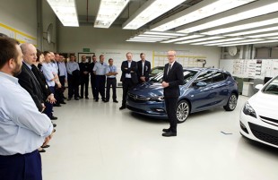 Dyrektor generalny firmy Opel, Karl-Thomas Neumann, odwiedził zakład w Gliwicach krótko po Międzynarodowym Salonie Motoryzacyjnym w Genewie, gdzie nowy Opel Astra otrzymał tytuł europejskiego „Samochodu Roku 2016” / Fot. Opel 